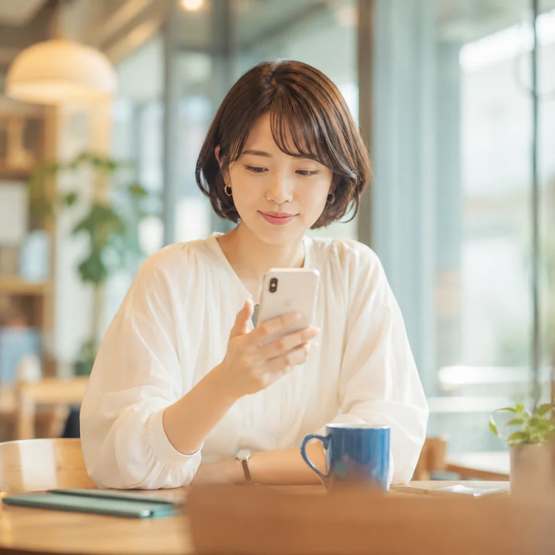 スマホにお知らせが届いた様子